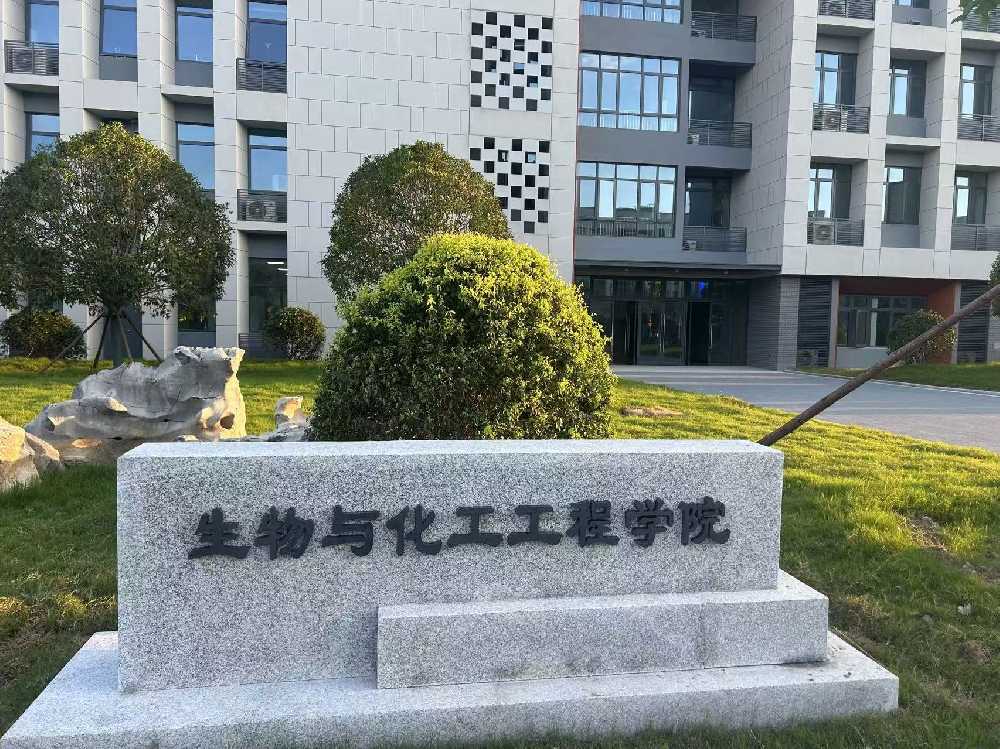 东风区扬州职业大学体育场高杆灯项目